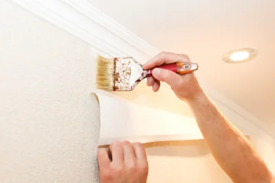 Pose de papier peint à Chiatra — revêtements muraux et toiles de verre